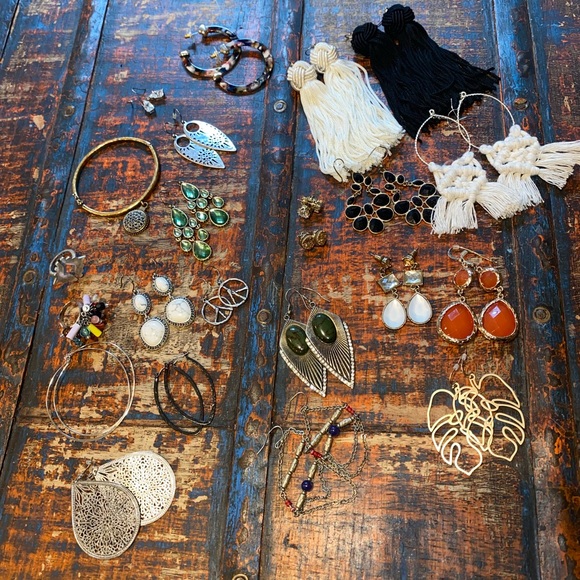 20 Pairs of Earrings, 2 Rings, 1 Bracelet, & 1 Velvet Choker Necklace. - Picture 1 of 13